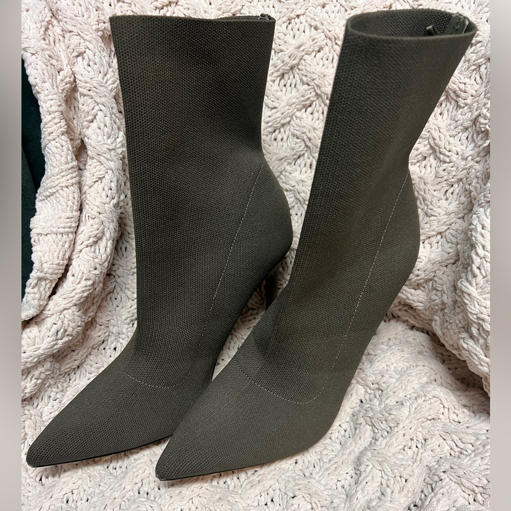 Express Knit Stiletto Sock Ankle Bootie Point Toe Size 10 Classic Minimalist